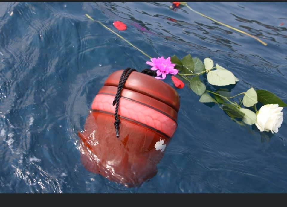 Dispersione delle ceneri in mare a Napoli - servizio Gennaro Tammaro con urna biodegradabile